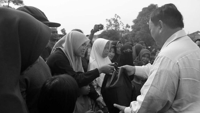 Prabowo bagi sembako berkantong polos ke warga korban gempa Cianjur