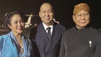 Prabowo kembali membagikan momen serupa dalam momen resepsi pernikahan putra bungsu Presiden Joko Widodo (Jokowi), Kaesang Pangarep, dengan Erina Sofia Gudono.Foto itu diposting Prabowo di fitur story Instagram-nya, Senin (12/122022). Ketua Umum Partai Gerindra itu mengenakan beskap hitam, yang dipadu dengan belangkon dan kain jarik cokelat muda dengan motif senada. (Foto: Instagram Prabowo).