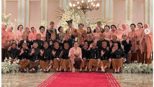 Menhan Prabowo mengunggah momen di pernikahan Kaesang dan Erina.