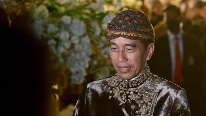 Presiden Jokowi dan Iriana di Pura Mangkunegaran, Solo, Jawa Tengah, Minggu (11/12/2022).