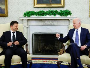 Zelensky Terima Kasih ke Biden Atas Banyak Bantuan Sejak Invasi Rusia