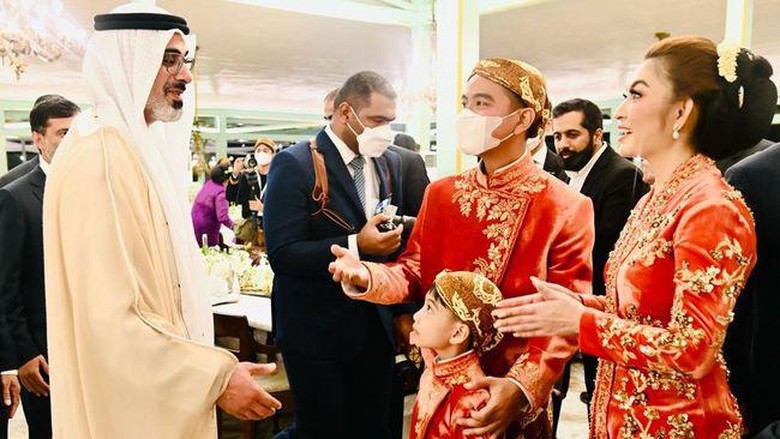 Putra Presiden UEA, Khaled bin Mohammed bin Zayed Al Nahyan, menyapa cucu Presiden Joko Widodo, Jan Ethes, di pernikahan Kaesang Pangarep dan Erina Gudono. (Arsip Biro Foto setpres/Laily Rachev)