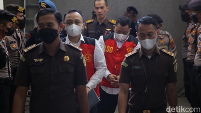 Ekspresi Ricky-Kuat Saat Tiba di PN Jaksel