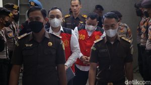 Ekspresi Ricky-Kuat Saat Tiba di PN Jaksel