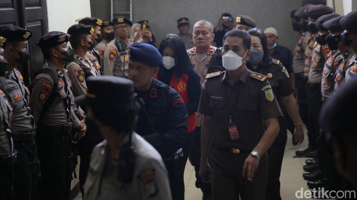 Putri Chandrawati Tiba di PN Jaksel, Siap Jadi Saksi Putri Chandrawati tiba di Pengadilan Negeri Jakarta Selatan, Jakarta, Senin. (12/12/2022).