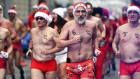 Dalam kegiatan ini, mereka tampak hanya mengenakan topi Sinterklas dan celana boxer.