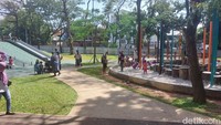 Sejumlah warga dari berbagai usia yang mendatangi Tebet Eco Park mendukung pemasangan pagar yang mengelilingi RTH di Jaksel tersebut. (Rumondang Naibaho/detikcom)