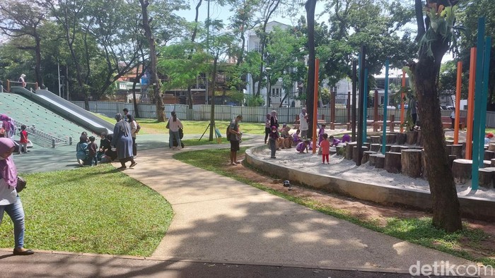 Ruang terbuka hijau (RTH) Tebet Eco Park kini dipasangi pagar. Pada konsep awal, Tebet Eco Park tak dipasang pagar. (Rumondang Naibaho/detikcom)