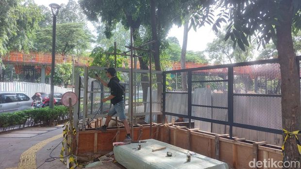 Ruang terbuka hijau (RTH) Tebet Eco Park kini dipasangi pagar. Pada konsep awal, Tebet Eco Park tak dipasang pagar. (Rumondang Naibaho/detikcom)