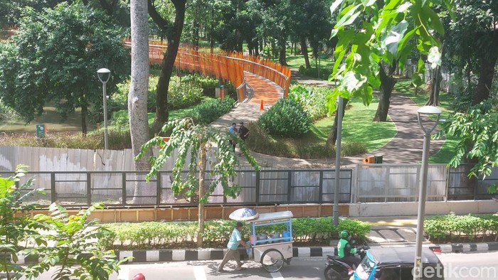 Ruang terbuka hijau (RTH) Tebet Eco Park kini dipasangi pagar. Pada konsep awal, Tebet Eco Park tak dipasang pagar. (Rumondang Naibaho/detikcom)
