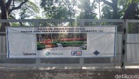 Pada beberapa titik dipasang spanduk bertuliskan Proyek Pembangunan Pagar dan Pemasangan Sensor Jembatan TEP di pagar. (Rumondang Naibaho/detikcom)