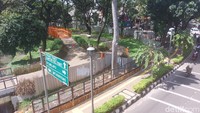 Terlihat pagar besi bermotif jaring telah terpasang di sebagian area taman bagian selatan. Sementara, sebagian lagi masih berupa seng dilengkapi tali pembatas berwarna kuning hitam. (Rumondang Naibaho/detikcom)