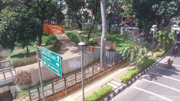 Ruang terbuka hijau (RTH) Tebet Eco Park kini dipasangi pagar. Pada konsep awal, Tebet Eco Park tak dipasang pagar. (Rumondang Naibaho/detikcom)