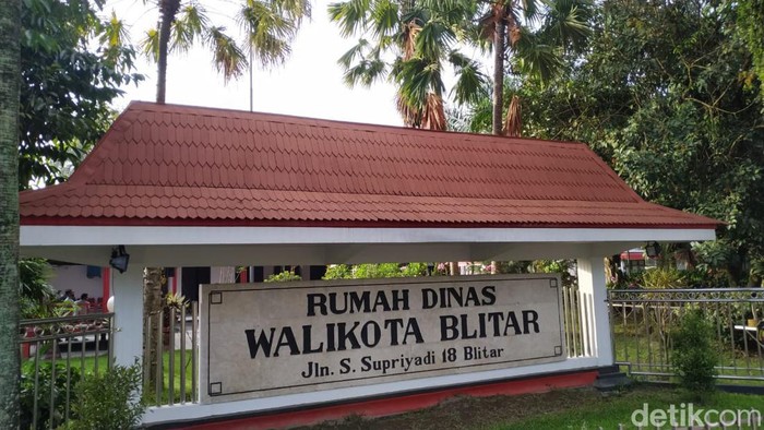 Rumah dinas milik wali kota Blitar dirampok pada Senin (12/12/2022). Wali Kota Blitar Santoso dan istrinya sempat disekap di kamar mereka.