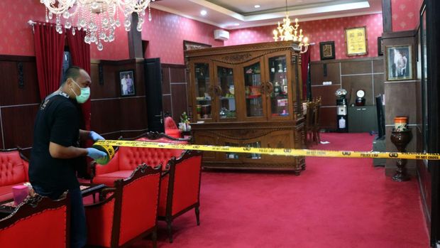Rumah dinas milik wali kota Blitar dirampok pada Senin (12/12/2022). Wali Kota Blitar Santoso dan istrinya sempat disekap di kamar mereka.