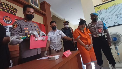 Ayu Mariati (33) IRT pelaku pencurian dengan pemberatan di rumah eks Direktur Eksekutif Walhi Bali Suriadi Darmoko saat diamankan polisi