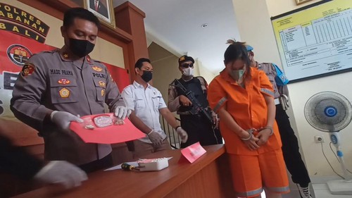 Ayu Mariati (33) pelaku curat di rumah milik Eks Direktur Eksekutif WALHI Bali usai diamankan