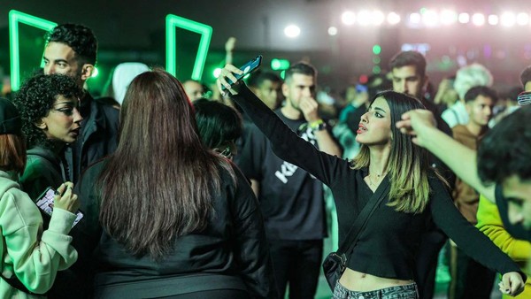 Sejumlah penonton berjoget dengan diiringi musik selama festival musik Soundstorm 2022 di Banban, pinggiran Riyadh, Arab Saudi, Kamis (1/12/2022).   