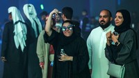 Keterbukaan di Riyadh dan penghapusan aturan jarak sosial ini tentu saja mengubah tatanan kehidupan sehari-hari warga secara signifikan. Fayez Nureldine/AFP/Getty Image  
