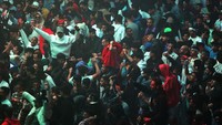Mereka bersenang-senang menikmati alunan musik dari para musisi yang tampil, mulai dari DJ Khaled, Zedd, hingga Post Malone. Acara ini dipenuhi anak muda. Sebagian besar dari mereka tampil mengenakan hoodie dan jeans streetwear. Namun, ada juga yang mengenakan jubah putih tradisional dan abaya.