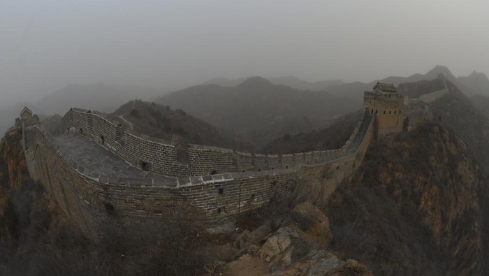 CHENGDE, CHINA - DECEMBER 12, 2022 - The Jinshanling Great Wall scenic area is surrounded by smog in Chengde City, Hebei Province, on Dec 12, 2022. (Photo credit should read CFOTO/Future Publishing via Getty Images)