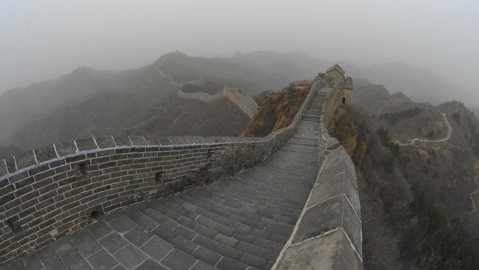 CHENGDE, CHINA - DECEMBER 12, 2022 - The Jinshanling Great Wall scenic area is surrounded by smog in Chengde City, Hebei Province, on Dec 12, 2022. (Photo credit should read CFOTO/Future Publishing via Getty Images)