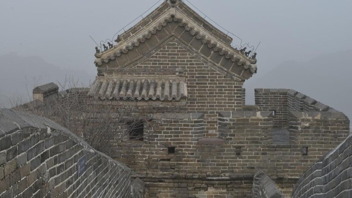 CHENGDE, CHINA - DECEMBER 12, 2022 - The Jinshanling Great Wall scenic area is surrounded by smog in Chengde City, Hebei Province, on Dec 12, 2022. (Photo credit should read CFOTO/Future Publishing via Getty Images)