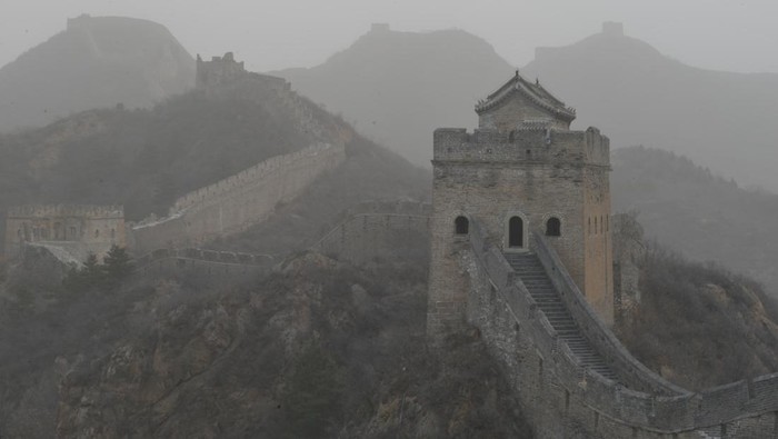 CHENGDE, CHINA - DECEMBER 12, 2022 - The Jinshanling Great Wall scenic area is surrounded by smog in Chengde City, Hebei Province, on Dec 12, 2022. (Photo credit should read CFOTO/Future Publishing via Getty Images)