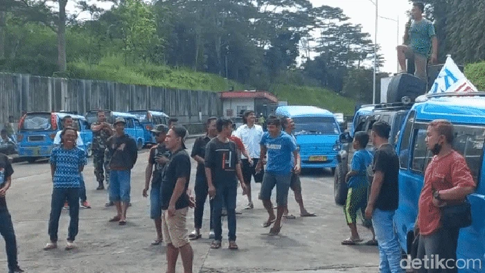 Sejumlah warga dan sopir angkot di Kabupaten Sukabumi melakukan demo menuntut perbaikan jalan di jalur Pangleseran hingga Cikembar.