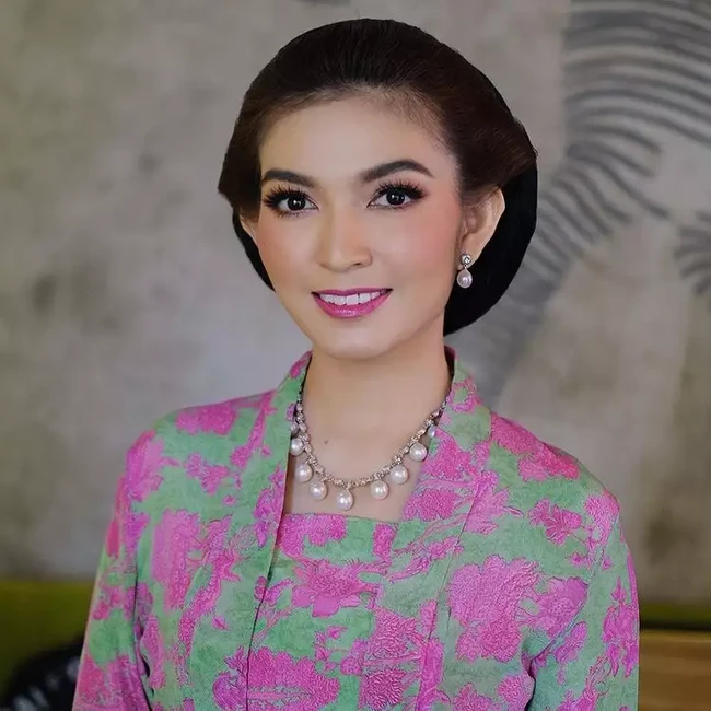 Menyesuaikan dengan warna kebaya yang dikenakannya, Selvi terlihat cantik mengenakan lipstik mberwarna merah muda. Riasan wajahnya pun terlihat natural yang membuat pesonanya semakin terpancar. Foto: Instagram/@rama_jee
