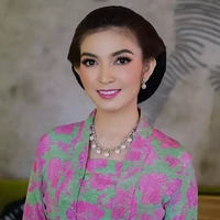 Menyesuaikan dengan warna kebaya yang dikenakannya, Selvi terlihat cantik mengenakan lipstik mberwarna merah muda. Riasan wajahnya pun terlihat natural yang membuat pesonanya semakin terpancar. Foto: Instagram/@rama_jee