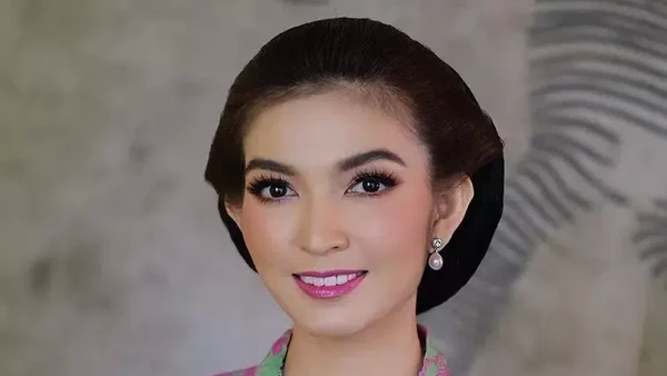 8 Gaya Selvi Ananda yang Mencuri Perhatian di Pernikahan Kaesang & Erina