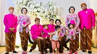 Selvi juga tampak anggun saat mengenakan kebaya kutubaru bercorak bunga warna pink. Ini momen foto Keluarga Jokowi saat prosesi siraman Kaesang di kediaman Jokowi di Sumber Solo, Kamis (9/12/2022). (Foto: Tim Media Kaesang-Erina)