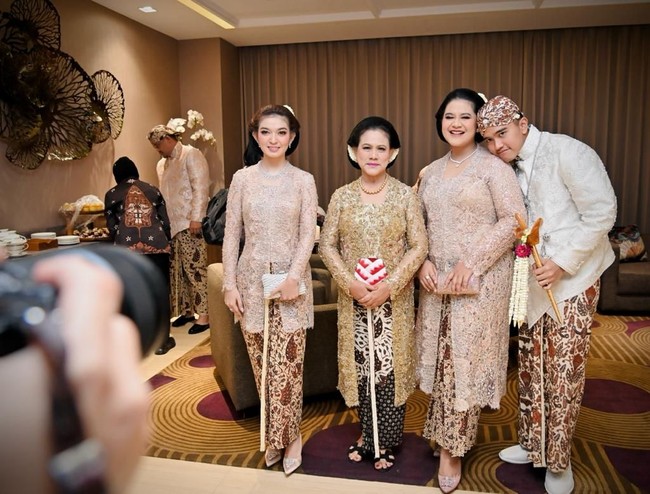 Sementara untuk akad nikah Kaesang dan Erina, Selvi Ananda dan keluarga kompak mengenakan baju adat Jawa berwarna nude. Mengenakan baju berwarna pastel, penampilan Selvi jadi terlihat lebih kalem. Foto: Tim Media Kaesang-Erina