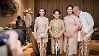 Ini momen persiapan akad nikah Kaesang dan Erina. Selvi tampak dekat dengan Iriana Jokowi dan kedua iparnya, Kahiyang Ayu dan Kaesang Pangarep. (Foto: Tim Media Kaesang-Erina)