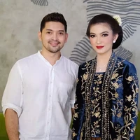 Untuk acara Ngunduh Mantu Kaesang dan Erina, Selvi Ananda tampil lebih bold mengenakan lipstik berwarna merah. Tentu saja riasan wajahnya itu juga disesuaikan dengan kebaya beludru berwarna biru navy yang dikenakan Selvi. Foto: Instagram/@rama_jee