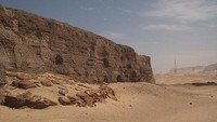 Shunet El-Zebib, Mesir (2750 SM) menjadi salah satu bangunan tertua di Mesir. Struktur ini dibangun sebagai monumen kerajaan untuk Raja Khasekhemwy, yang memerintah selama dinasti kedua Mesir kuno. Shunet el-Zebib dibangun sekitar tahun 2750 SM dan diyakini sebagai pendahulu langsung dari piramida Mesir yang terkenal. Djoser, penerus Khasekhemwy, dipengaruhi oleh desain Shunet el-Zebib dan akhirnya membangun Piramida Langkah Saqqara (alias Piramida Djoser), piramida sejati pertama.(Foto: Wikimedia Commons).
