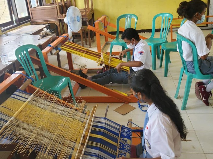 Siswa SMAN 1 Rindi, Umalulu, Sumba Timur, mempelajari tenun khas Sumba sebagai bagian dari mata pelajaran muatan lokal.