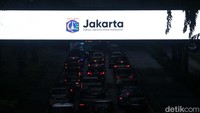 Kendaraan melintas di bawah LED bertuliskan Sukses Jakarta Untuk Indonesia di Bundaran Semanggi, Senin, (12/12/2022).