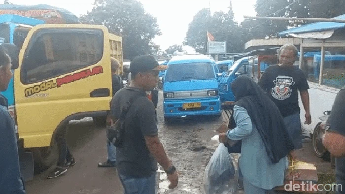 Sopir angkot di Kabupaten Sukabumi mogok operasi gegara jalan rusak.