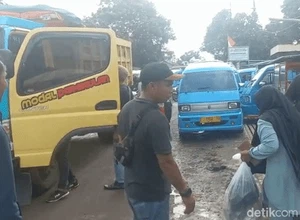 Sopir Angkot Mogok Operasi, Penumpang di Sukabumi Dibawa Naik Truk