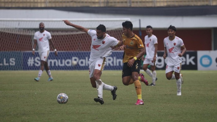 Striker PSM Makassar Everton Nascimento mencoba melewati penjagaan pemain Bhayangkara FC.