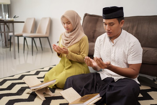 9 Adab Suami Terhadap Istri dalam Islam