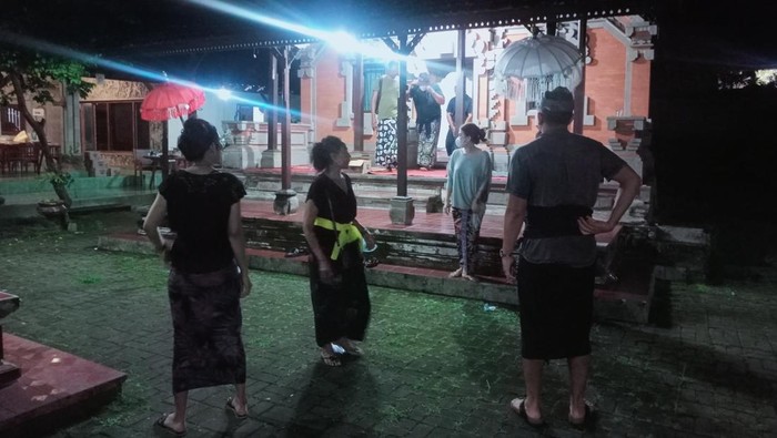 Suasana rumah duka mendiang I Gusti Ngurah Alit Yudha di Puri Carangsari, Kecamatan Petang, Kabupaten Badung, Bali, Senin (12/12/2022) malam.