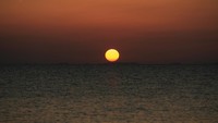 Berikutnya, matahari terbenam dengan bulatan sempurna terlihat di Pantai Dompak, Pulau Bintan. Foto ini diambil pada 14 Juni 2012. Getty Images