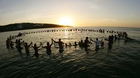 Pada 8 Oktober 2005, puluhan peselancar berkumpul di Pantai Jimbaran, Bali, sebagai bentuk penghormatan kepada para korban bom Bali yang terjadi pada 1 Oktober 2005. Jason Childs/Getty Images