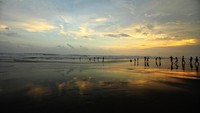 Dari Pantai Parangtritis, sunset yang memukau terlihat mempesona. Foto indah ini diambil pada 6 April 2012. Getty Images