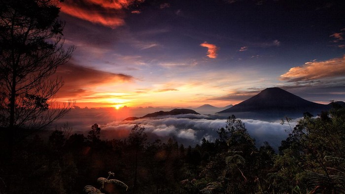 Lanskap matahari terbenam memiliki pesona tak terbatas. Berikut deretan foto-foto sunset Indonesia yang mungkin belum pernah Anda lihat.