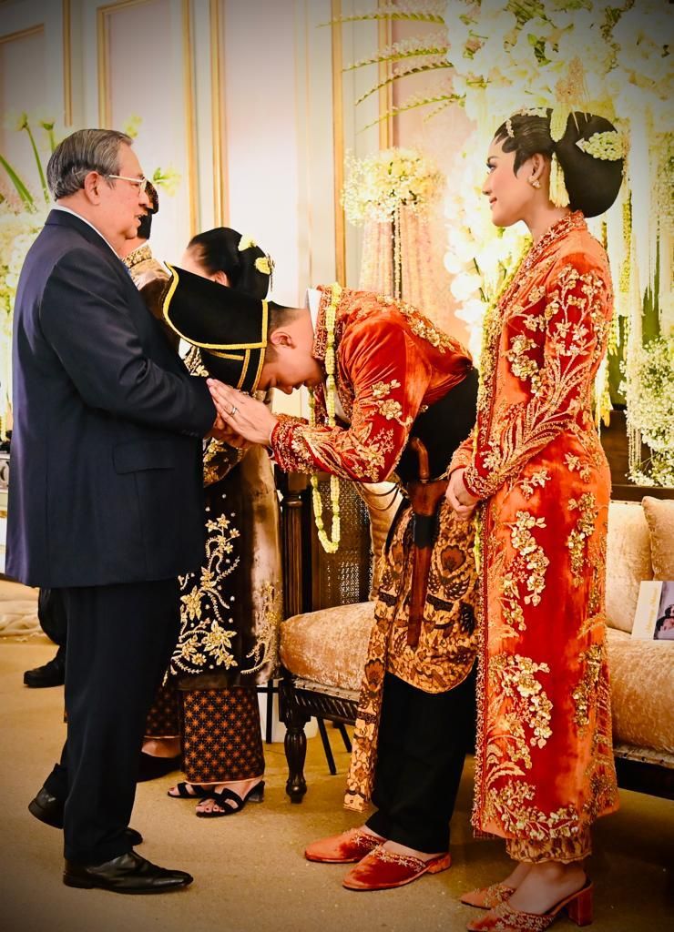 Susilo Bambang Yudhoyono (SBY) menghadiri acara tasyakuran pernikahan Kaesang Pangarep dan Erina Sofia Gudono di Puro Mangkunegaran, Solo, Minggu (12/12/2022).