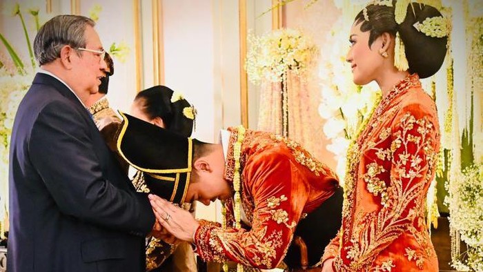Susilo Bambang Yudhoyono (SBY) menghadiri acara tasyakuran pernikahan Kaesang Pangarep dan Erina Sofia Gudono di Puro Mangkunegaran, Solo, Minggu (12/12/2022).